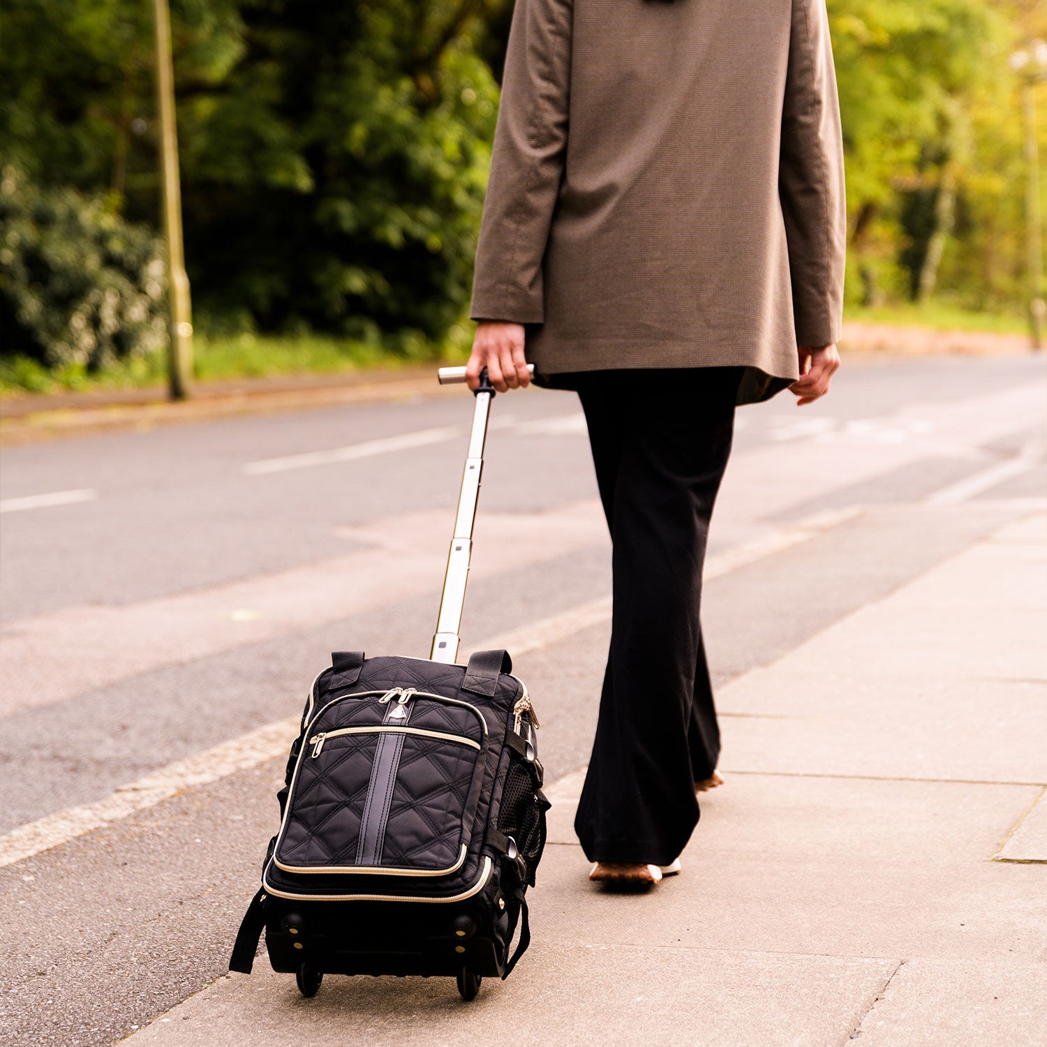 Aerolite 40x20x25cm Ryanair eco-friendly quilted backpack trolley bag with 2 wheels and extendable handle, ideal for travel.